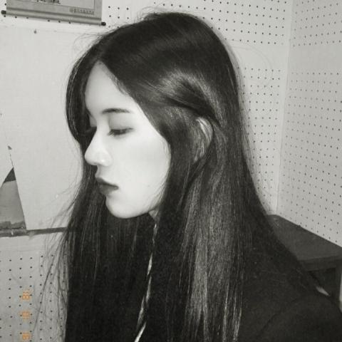 24张高清伤感意境黑白女生头像 氛围感拉满