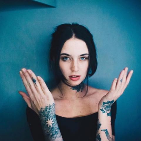 纹身女生微信头像来啦！19张高清好看的纹身女孩头像合集