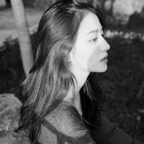 24张高清伤感意境黑白女生头像 氛围感拉满