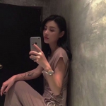 13张霸气高冷女头看手机 高清好看的女生拿手机头像合集