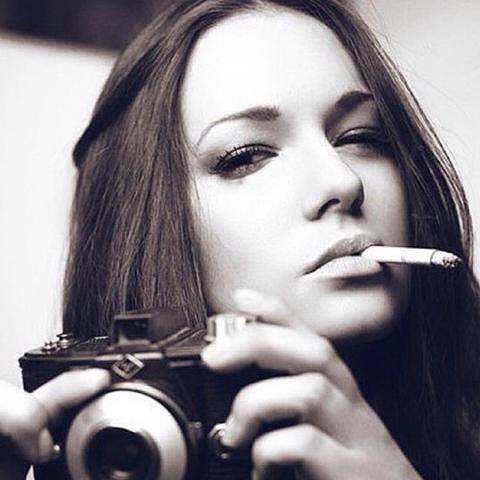 女生霸气抽烟头像合集 21张高清好看的头像素材