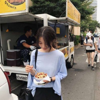 36张高清潮流女生街拍头像 时尚感拉满的美女头像合集