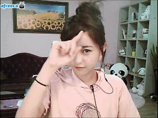 女生抬手撩头发的瞬间，真的太有氛围感了