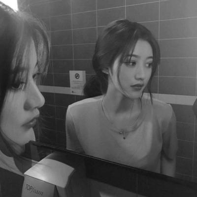 16张高清黑白高冷女生头像 自带氛围感的意境头像合集