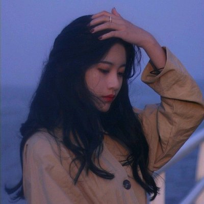 12张蓝色忧郁风女生头像 高清适配低落伤心情绪的头像素材