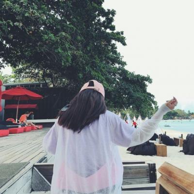 21张高清唯美长发女生背影QQ头像合集