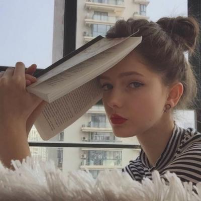 当下热门的欧美风女生头像 17张高清好看的图集