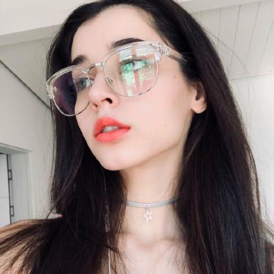 21张高清高冷欧美女生微信头像 氛围感拉满