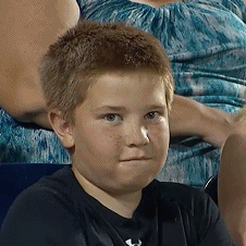 NCAA棒球赛场的超会抢镜小男孩表情包火了