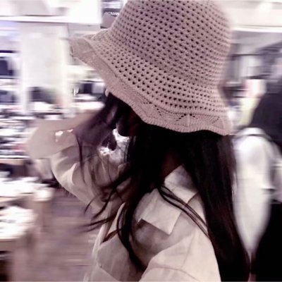 18张高清好看的女生戴帽子背影/侧脸QQ头像