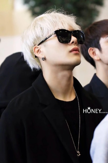 王嘉尔粉丝看过来！这套壁纸可以直接存