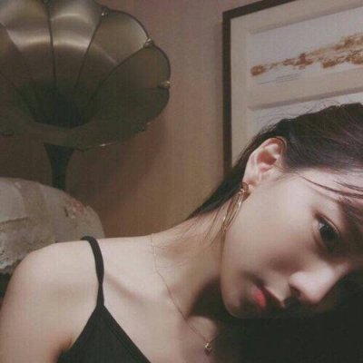 露锁骨的性感女生头像合集 18张高清骚气女头来了