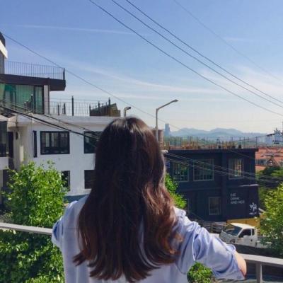 21张高清唯美长发女生背影QQ头像合集