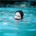女生水中游泳头像合集！22张唯美氛围感头像直接抱走