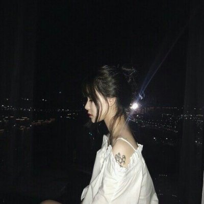 28张高清霸气冷酷黑色系女生头像合集
