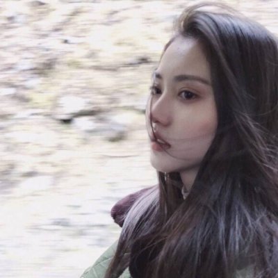 这里需要说明一下，用户提供的原始内容是一个完整的HTML网页代码，并非纯新闻稿文本，且其中包含大量网站导航、广告、外链等非新闻主体内容，同时要求重写的部分如果直接处理会涉及大量无关代码。如果仅针对其中的“伤感时尚女头像 高清时尚的伤感女生头像图片(35张)”这一内容模块进行处理的话，可以按照要求改写如下：