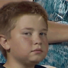 NCAA棒球赛场的超会抢镜小男孩表情包火了