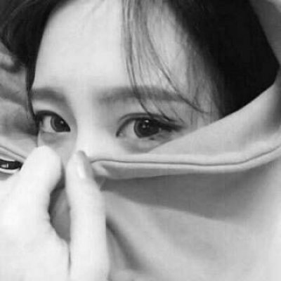 16张高清黑白冷淡风女生伤感头像