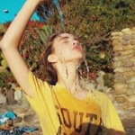 拿水浇自己的女生单张头像分享