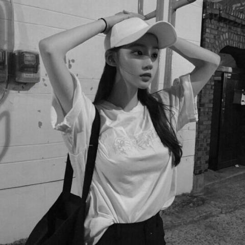 24张高清伤感意境黑白女生头像 氛围感拉满