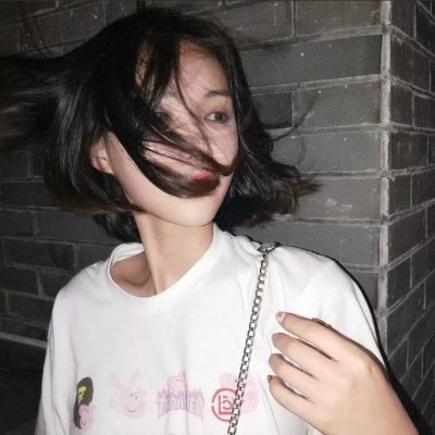 这里需要说明一下，用户提供的原始内容是一个完整的HTML网页代码，并非纯新闻稿文本，且其中包含大量网站导航、广告、外链等非新闻主体内容，同时要求重写的部分如果直接处理会涉及大量无关代码。如果仅针对其中的“伤感时尚女头像 高清时尚的伤感女生头像图片(35张)”这一内容模块进行处理的话，可以按照要求改写如下：