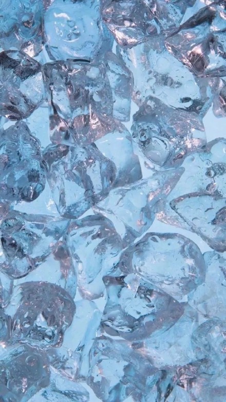 清爽感拉满！一组超适合夏天的冰块手机壁纸