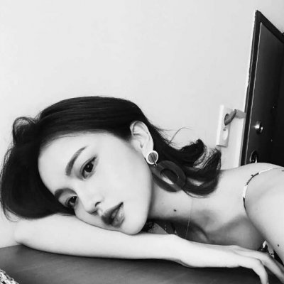 13张高清黑白高冷女生头像 氛围感拉满