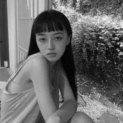 16张高清黑白冷淡风女生伤感头像