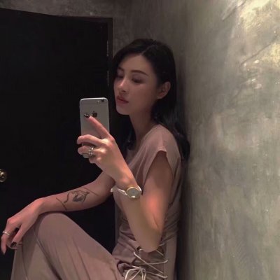 13张霸气高冷女头看手机 高清好看的女生拿手机头像合集