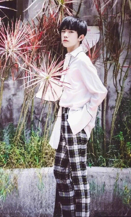易烊千玺大佬风手机壁纸合集