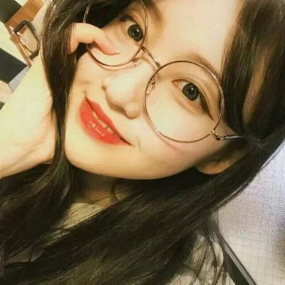 戴透明圆框眼镜的女生头像来啦！18张高清好看的眼镜控女生头像合集