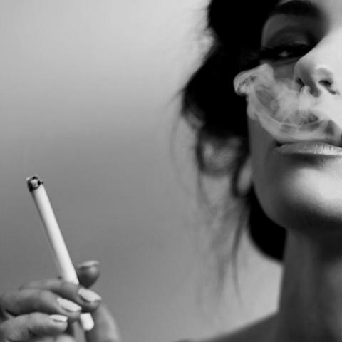 女生霸气抽烟头像合集 21张高清好看的头像素材