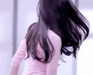 女生抬手撩头发的瞬间，真的太有氛围感了