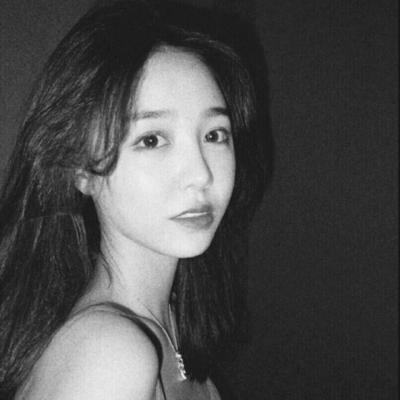 12张高清霸气冷酷黑白女生头像 适合当QQ头像用