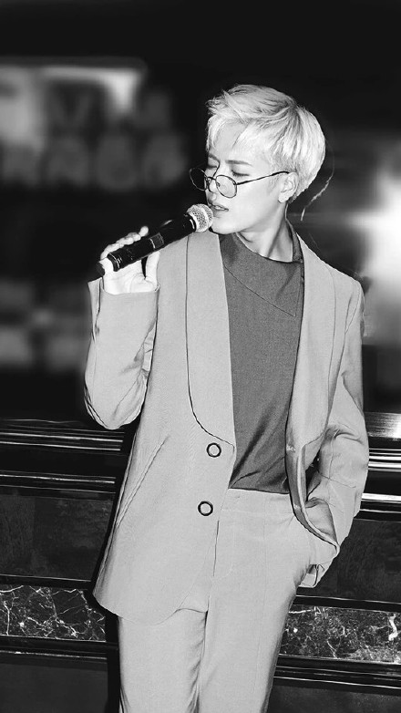 王嘉尔粉丝看过来！这套壁纸可以直接存