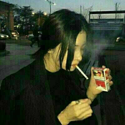 30张高冷抽烟女生高清头像 氛围感拉满