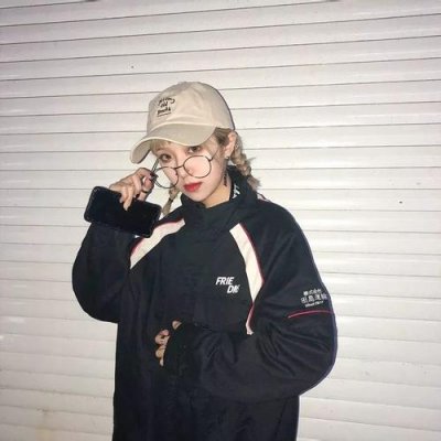 女生戴圆框透明眼镜的高冷霸气头像 8张高清图来啦