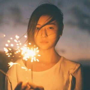 手拿烟花的伤感女生意境头像来啦