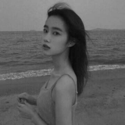 16张高清黑白冷淡风女生伤感头像