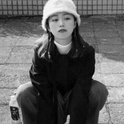 16张高清黑白冷淡风女生伤感头像