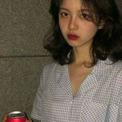 19张高清好看的社会风短发女生头像合集