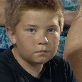 NCAA棒球赛场的超会抢镜小男孩表情包火了