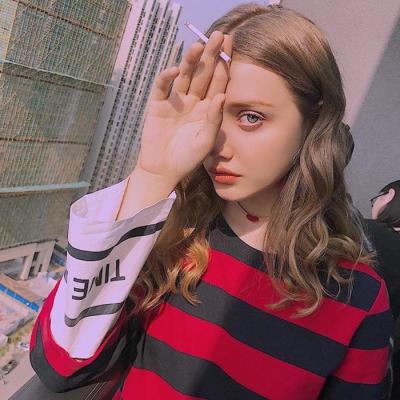 当下热门的欧美风女生头像 17张高清好看的图集