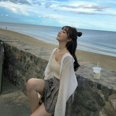 13张女生仰望天空的高清唯美头像 氛围感拉满