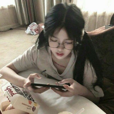 戴透明圆框眼镜的女生头像来啦！18张高清好看的眼镜控女生头像合集