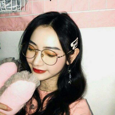 戴透明圆框眼镜的女生头像来啦！18张高清好看的眼镜控女生头像合集
