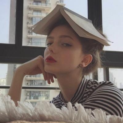 当下热门的欧美风女生头像 17张高清好看的图集