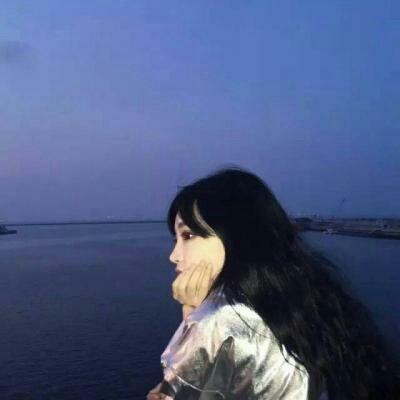 13张女生仰望天空的高清唯美头像 氛围感拉满