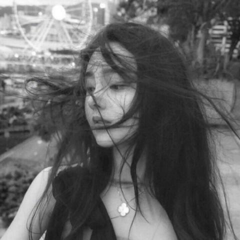 24张高清伤感意境黑白女生头像 氛围感拉满