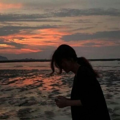13张女生仰望天空的高清唯美头像 氛围感拉满